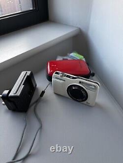 Olympus VG-170 14.0MP Digital Camera White (S16)